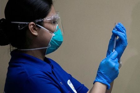 フィリピン保健当局は２日、新型コロナウイルスの南ア型の変異株の感染者が６人確認されたと明らかにした。同国で南ア型変異株の感染が確認されるのは初めて。写真はワクチン接種の準備をする医療従事者、ケソン市で１日撮影（２０２１年　ロイター／Eloisa Lopez）