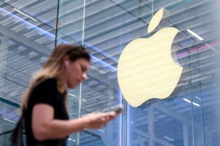 　トランプ米大統領は２３日、米国内で販売されるアップルのスマートフォン「ｉＰｈｏｎｅ」が米国内で製造されていない場合、アップルが２５％の関税を支払う必要があると指摘した。ニューヨークで１日撮影（２０２５年　ロイター／Kylie Cooper）