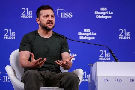 　ウクライナのゼレンスキー大統領（写真）は１１日、ベルリンで始まったウクライナ復興会議で、今年１ギガワット（ＧＷ）、数年以内に４ＧＷのガス火力発電所を建設する計画があると表明し、投資や支援、設備の提供を要請した。シンガポールで２日撮影(２０２４年　ロイター/Edgar Su)