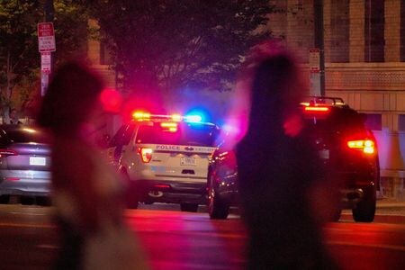 トランプ米政権は今週、首都ワシントンの連邦検事局に対して、一連の治安取り締まり活動を通じて出た逮捕者を、より積極的に刑事事件として立件するよう指示した。写真は８月８日、ワシントンで撮影（２０２５年　ロイター/Ken Cedeno）