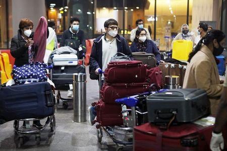 インド当局は英国で新型コロナウイルスの変異種が拡散している事態を受け、１１月２５日以降の英国からの入国者を追跡し、有症者を検査すると発表した。写真は１２月２２日、ムンバイで撮影（２０２０年　ロイター/Francis Mascarenhas）