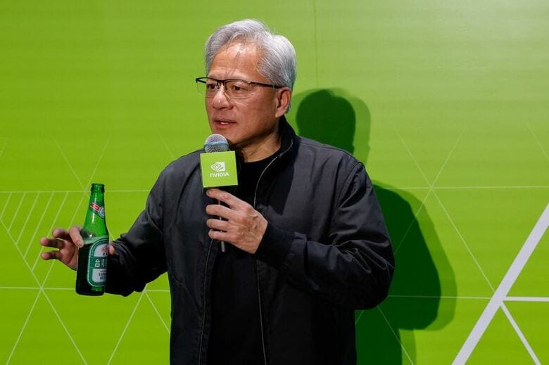 台北で開催された交流イベントで台湾ビールを飲む、エヌビディアのジェンスン・フアン最高経営責任者（CEO）。5月23日撮影。REUTERS/Ann Wang