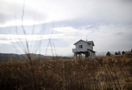 　東日本大震災による津波で破壊された住宅が、福岡県大熊町の帰宅困難区域に取り残されている。２月１３日撮影（２０１６年　ロイター/Toru Hanai）