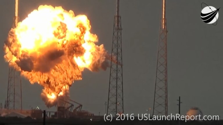 ９月１日、米民間宇宙企業スペースＸのロケットが、米フロリダ州のケープカナベラル空軍基地にある発射台で燃焼試験中に爆発した。写真は爆発のようすを撮影した動画から（２０１６年　ロイター）