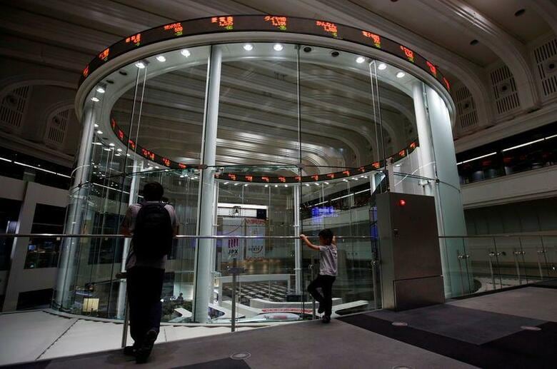 4月6日、前場の東京株式市場で、日経平均は前営業日比429円38銭高の1万8249円57銭となり、大幅続伸した。東京証券取引所で2018年10月撮影（2020年　ロイター/Issei Kato）