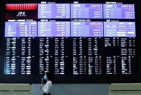 東京株式市場で日経平均は続伸した。写真は、東証内の株価ボード。2020年10月2日に撮影。（2021年　ロイター／Kim Kyung-Hoon）