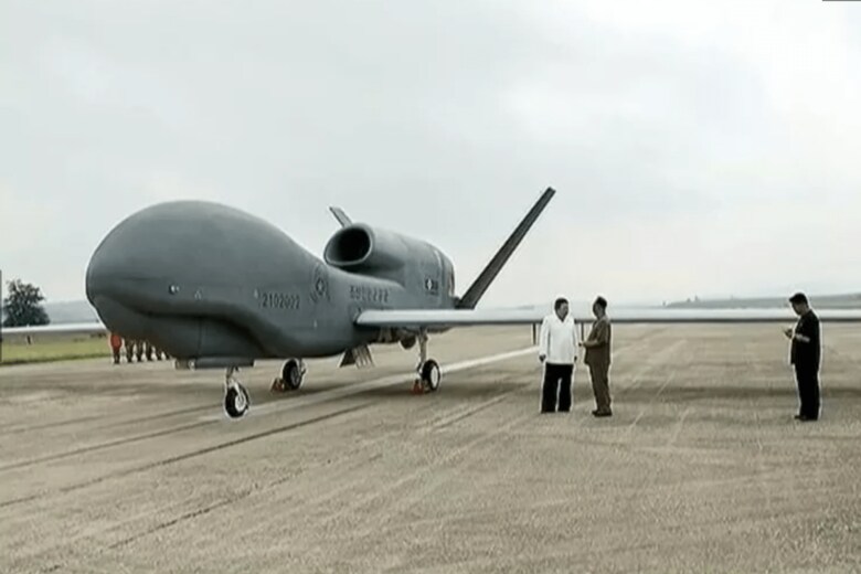米軍のグローバルホークにそっくりの北朝鮮製ドローンを視察する金正恩（北朝鮮ドキュメンタリーからのキャプチャ画像）　KCTV