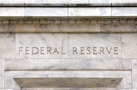 米ボストン地区連銀のコリンズ総裁は１１日、経済の力強さと一様でないインフレ低下の動きを踏まえ、米連邦準備理事会（ＦＲＢ）が短期的に利下げに動く緊急性は低下しているという認識を示した。２００８年３月撮影（２０２４年　ロイター/Jason Reed）