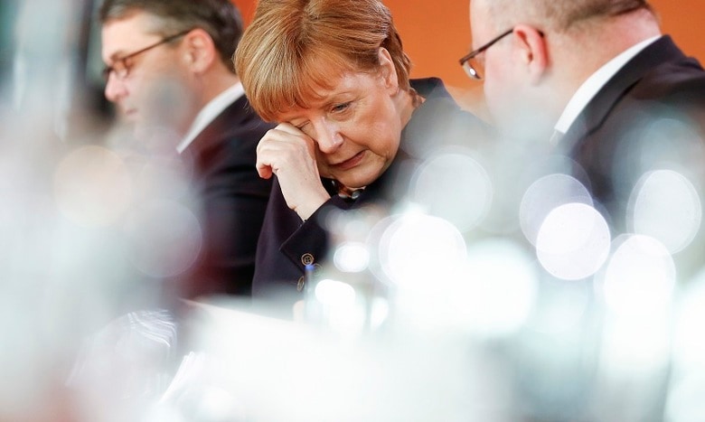 　欧州の将来を一身に背負って（2月17日、定例の閣議）　Hannibal Hanschke- REUTERS