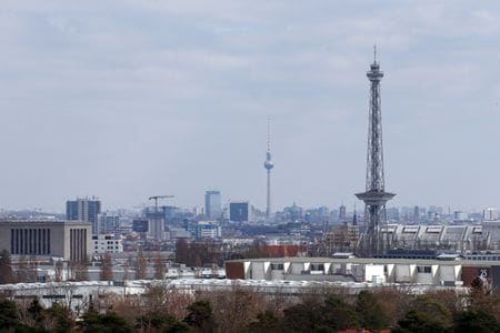 　３月８日、２０２１年第４・四半期のユーロ圏域内総生産（ＧＤＰ）確報値は、前期比０．３％増、前年比４．６％増となった。就業者は引き続き増加した。ベルリンで２０２０年４月撮影（２０２２年　ロイター／Michele Tantussi）