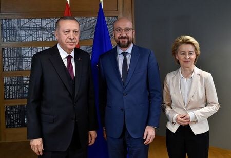 　３月９日、ブリュッセルを訪問しているトルコのエルドアン大統領（写真左）は、難民やシリア情勢を巡り欧州連合（ＥＵ）や北大西洋条約機構（ＮＡＴＯ）と協議した。写真中央はミシェルEU大統領、写真右は欧州委員会のフォンデアライエン委員長。ブリュッセルでの代表撮影（２０２０年／ロイター）