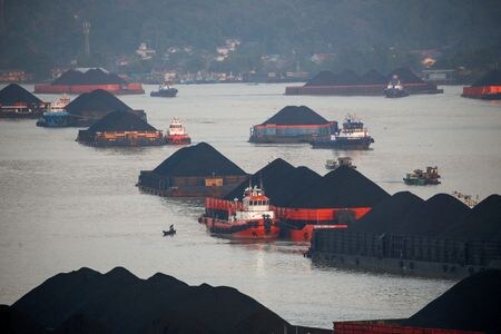インドネシアの海洋・投資担当調整省は１３日、石炭を積んだ輸送船３７隻の出航を許可したと明らかにした。国営電力ＰＬＮが発電所の稼働１５日分の石炭を確保したため、一定の条件を満たした採掘業者を対象に石炭輸出禁止措置が緩和された。写真は２０１９年８月、東カリマンタン州サマリンダで撮影（２０２２年　ロイター/Willy Kurniawan）