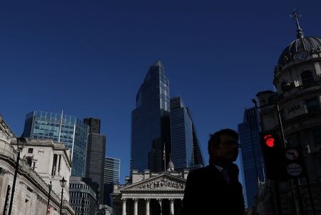 ３月１２日、英競争当局の競争・市場庁（ＣＭＡ）は、米国のアップルとグーグルが圧倒的シェアを誇るモバイルブラウザー市場について、消費者・企業にとって市場がうまく機能していないとのＣＭＡ独立調査グループの最終報告書を公表した。ロンドンの金融街で４日撮影（２０２５年　ロイター/Toby Melville）