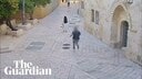 4月28日、エルサレムのダビデ廟近くでユダヤ人の男がフランス人のカトリック修道女を襲撃する事件が発生。防犯カメラは男が背後から修道女に駆け寄り、石畳に突き飛ばす様子を捉えている（イスラエル警察が公開）
