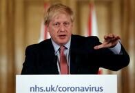英首相ジョンソン､短い距離を歩く　新型コロナウイルスで職務復帰はなお不透明