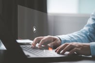 同じ人のYouTubeを見て、同じ種類のレポートばかりを読んでいる個人投資家たち