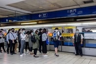 台湾の電車内で、男が「ナイフを振り回す」衝撃映像...襲われた乗客たちが「果敢な反撃」でボコボコに