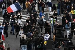 仏で厳戒の中デモ、警備7万人投入　地方で散発的衝突
