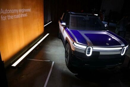 ウーバーが2.5億ドル投資へ...小型SUV「R2」好調の米EVリヴィアン