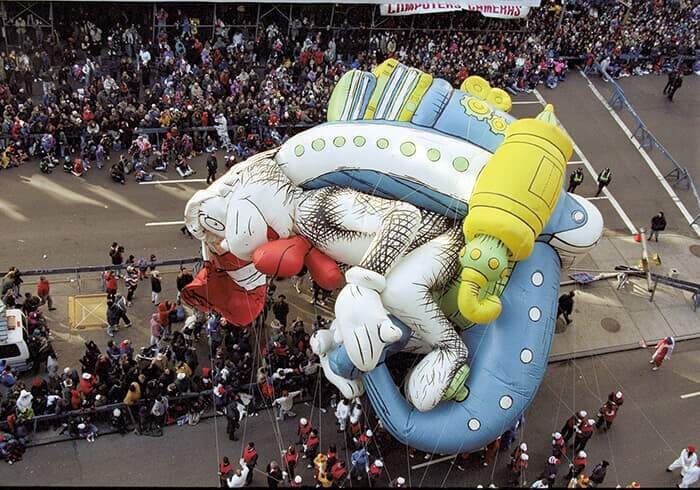 1997年　強風でバルーンが街灯に衝突し観客1人が重傷。翌年からバルーンのサイズに規制がかかった　Evy MagesーNY Daily News Archive／Getty Images