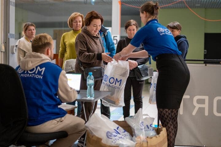 ウクライナで避難民に支援物資を配布
