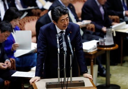 　４月１１日、安倍晋三首相（写真）は衆院予算委員会で、加計学園の加計孝太郎理事長、下村博文元文部科学相と「３人で会食したことはない」と語った。写真は都内で３月撮影（２０１８年　ロイター／Issei Kato）
