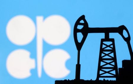 ロイター調査によると、石油輸出国機構（ＯＰＥＣ）の１０月の原油生産量は３カ月連続で増加した。８日撮影（２０２３年　ロイター/Dado Ruvic/Illustration/File Photo）