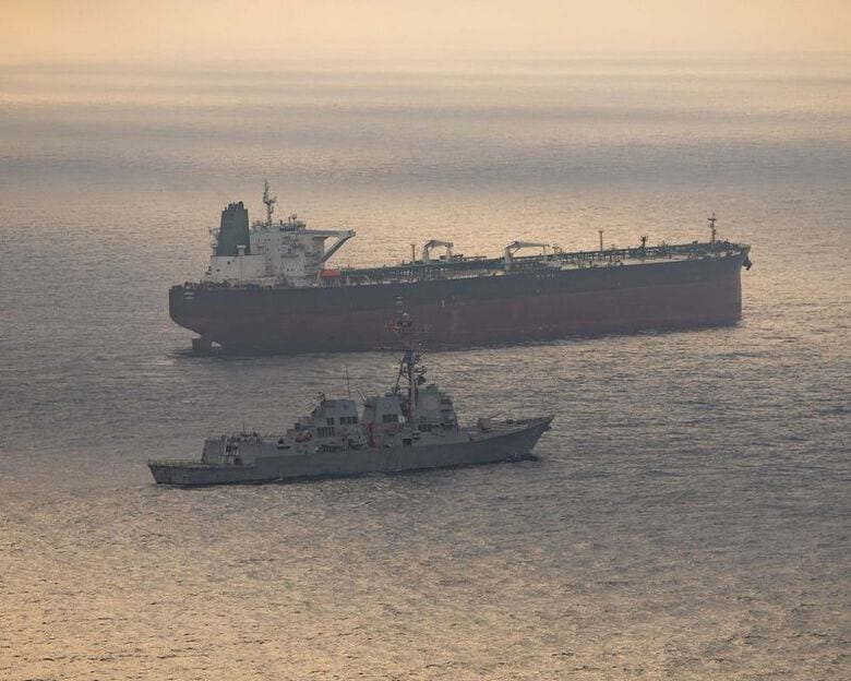米軍のイラン海上封鎖中、イランの港へ向かおうとしていたとされる船舶の近くを航行する米駆逐艦「ラファエル・ペラルタ」4月24日公開。U.S. Central Command/Handout via REUTERS