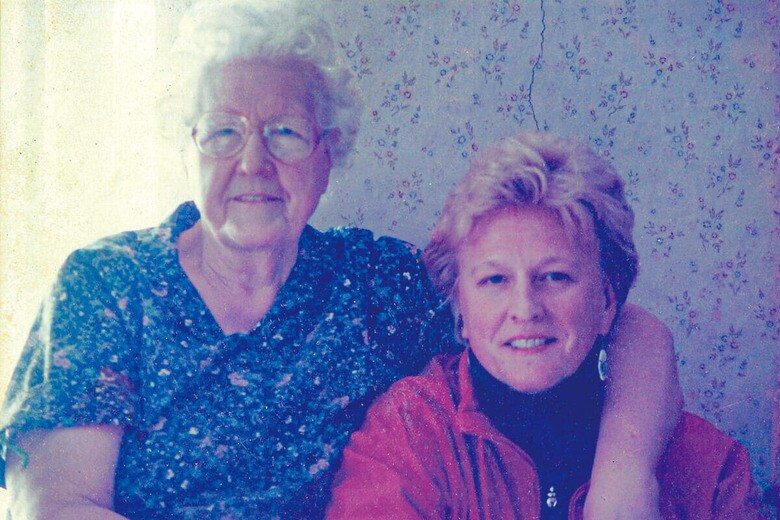 母親（左）は筆者（右）を産んだ後に産後精神病を患った　TRUDY BAYER