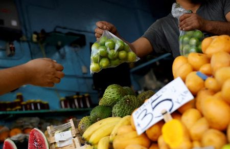 メキシコ国家統計地理情報局（ＩＮＥＧＩ）が８日発表した７月の消費者物価指数（ＣＰＩ）は前年同月比５．５７％上昇した。５月撮影（２０２４年　ロイター/Daniel Becerril）