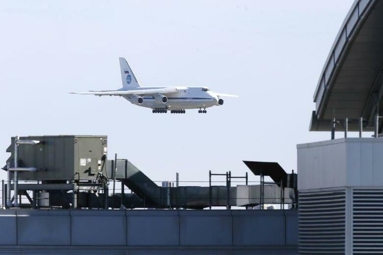 新型コロナウイルス感染拡大を受けてロシアが米国に医療支援物資を輸送したことに対し、ロシア自体がこれら物資の深刻な不足に直面しているとの批判の声が上がっている。写真はニューヨークのJFK空港に着陸するロシア軍用機。4月1日撮影（2020年　ロイター/Stefan Jeremiah）