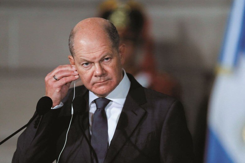 戦車供与の決断が遅れたショルツ首相は批判にさらされた　AGUSTIN MARCARIANーREUTERS