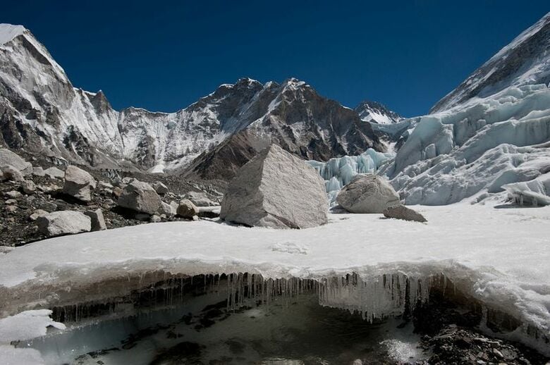ネパールのクンブ氷河。Alex Treadway/ICIMOD/Handout via REUTERS