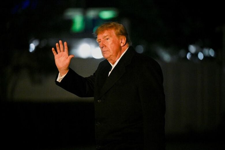 米ワシントンのホワイトハウスに到着したトランプ米大統領。２５日撮影。REUTERS/Annabelle Gordon