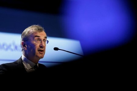 　６月２５日、欧州中央銀行（ＥＣＢ）理事会メンバーのビルロワドガロー仏中銀総裁は、欧州連合（ＥＵ）からの離脱に向けた交渉において、英国が欧州市場へのアクセスを引き続き確保できなければ、英金融センターのシティは現在享受している「ＥＵパスポート」を失うことになる、と述べた。写真は先月マドリードで撮影（２０１６年　ロイター/Susana Vera ）