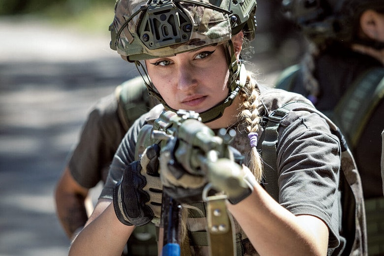前線で戦闘に従事する女性兵士は既に1万人超　ANDRIY DUBCHAKｰFRONTLINER/GETTY IMAGES