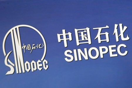 中国の国有石油大手、中国石油化工（シノペック）は、同社初のグリーン水素プロジェクトを２０２２年に内モンゴル自治区で開始する方針を示した。写真は同社ロゴ、２０１８年３月撮影（２０２１年　ロイター／Bobby Yip）