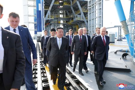 　９月１５日、北朝鮮の金正恩朝鮮労働党総書記は、ロシア極東ハバロフスク地方のコムソモリスクナアムーレに列車で到着し、軍用機などを生産する大規模な工場に向かった。ロシアのタス通信が伝えた。写真は金総書記とロシアのプーチン大統領。１３日にロシア極東のボストーチヌイ宇宙基地で撮影。北朝鮮国営の朝鮮中央通信（ＫＣＮＡ）が提供（２０２３年　ロイター）