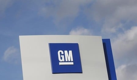 中国の上海市当局は、米自動車大手ゼネラル・モーターズ（ＧＭ）<GM.N>の中国合弁企業に対し、独占的な価格設定行為で２億０１００万元（２９００万ドル）の罰金を科す。写真はGMのロゴ。ミシガン州で昨年１０月撮影（２０１６年　ロイター/Rebecca Cook/File Photo）