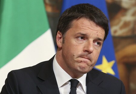 　３月３０日、イタリアは、小規模銀行４行の公的救済策のあおりを受けて昨年に蓄えを失った多くの預金者への返金のため、国内各行に支援を求める方針だ。写真はレンツィ首相。２２日撮影（２０１６年　ロイター／Stefano Rellandini）