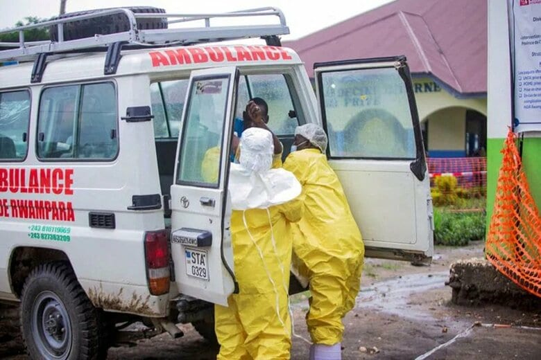 患者を受け入れる医療従事者。5月21日、コンゴ民主共和国イトゥリ州ブニア郊外の病院で撮影。REUTERS