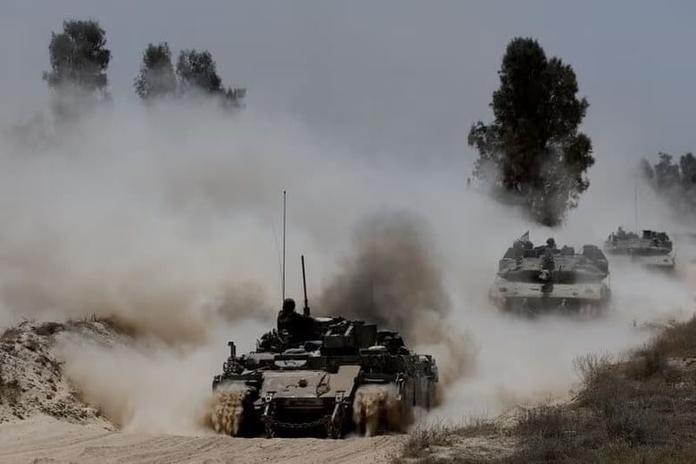 イスラエル軍のザミール参謀総長は２０日、パレスチナ自治区ガザ地区でイスラム組織ハマスに対する軍事作戦を拡大し、一段と広範な領域を制圧する方針を表明した。写真はイスラエル・ガザ国境付近で２０日撮影（２０２５年　ロイター/Amir Cohen）