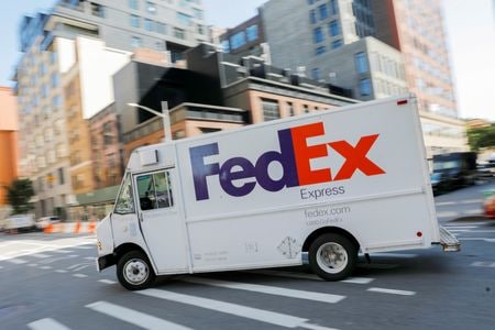３月１７日、米物流大手フェデックスが発表した第３・四半期（１２─２月）決算は、純利益が市場予想を下回った。写真はフェデックスの配達車。ニューヨークで２０２１年９月撮影（２０２２年　ロイター/Andrew Kelly）