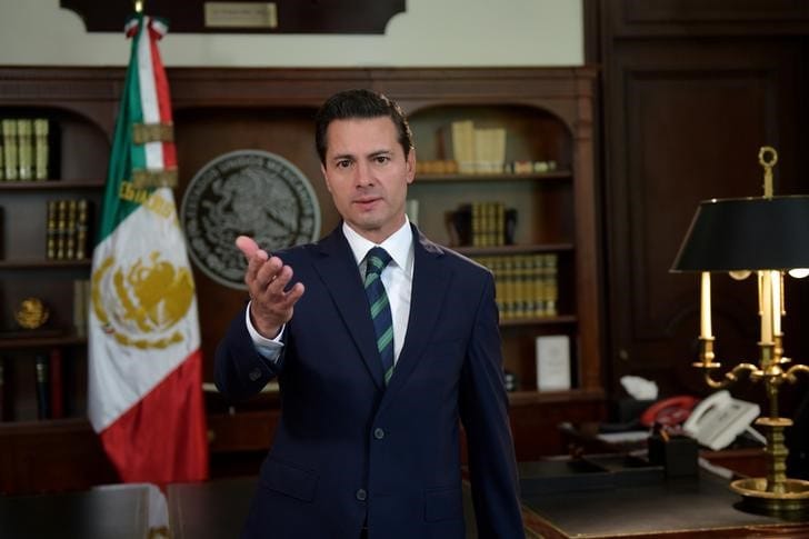 ４月５日、メキシコのペニャニエト大統領（写真）は、トランプ米大統領がメキシコ国境の警備に州兵部隊を動員するよう指示したことを強く非難した。大統領府からメッセージを発表する同大統領。メキシコ大統領府提供（２０１８年　ロイター）