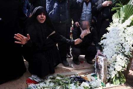 空爆犠牲者の葬儀、イランのテヘランで9日撮影の提供写真WANA (West Asia News Agency) via REUTERS