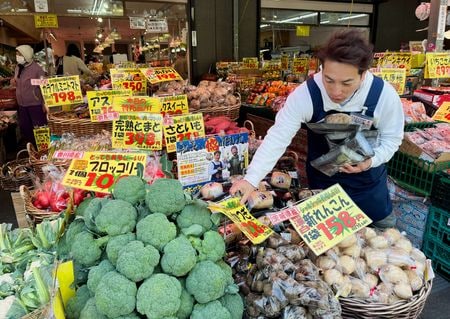 　３月２５日、日本チェーンストア協会が発表した２月の全国スーパーマーケット総販売額（４６社９４６９店）は、店舗調整後（既存店）ベースで前年同月比１．０％増と１２カ月連続のプラスだった。写真は青果店。２０２４年２月、東京で撮影（２０２６年　ロイター/Tim Kelly）