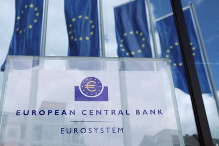 　３月２４日、欧州中央銀行（ＥＣＢ）は２４日、スイスと米国の銀行が招いた市場の混乱を踏まえ、欧州連合（ＥＵ）首脳にユーロ圏の銀行の安全性を強調するとともに、域内共通の預金保険制度推進を呼びかける見通し。写真はＥＣＢの看板。フランクフルトで昨年７月撮影（２０２３年　ロイター／Wolfgang Rattay）