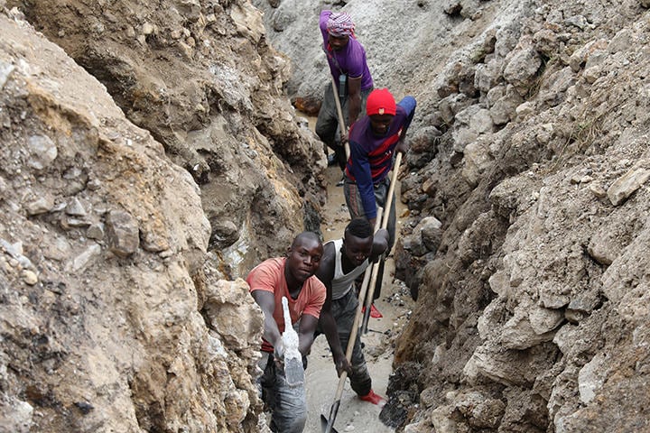 北キブ州の鉱山ではレアメタルを含む鉱石コルタンの採掘が進む　Goran Tomasevic-REUTERS