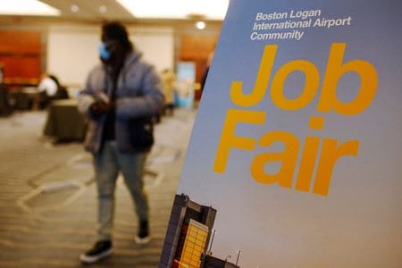 米労働省が１３日発表した３月８日までの１週間の新規失業保険申請件数（季節調整済み）は前週比２０００件減の２２万件だった。２０２１年１２月撮影（２０２５年　ロイター/Brian Snyder）