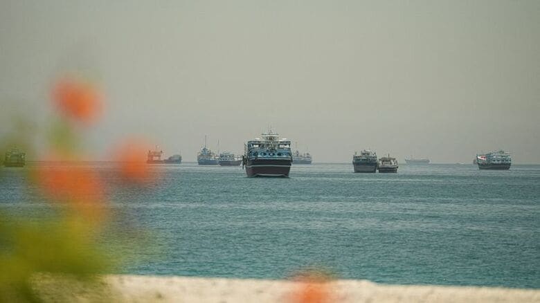 ホルムズ海峡に停泊する船舶、オマーンで25日撮影　REUTERS/Stringer